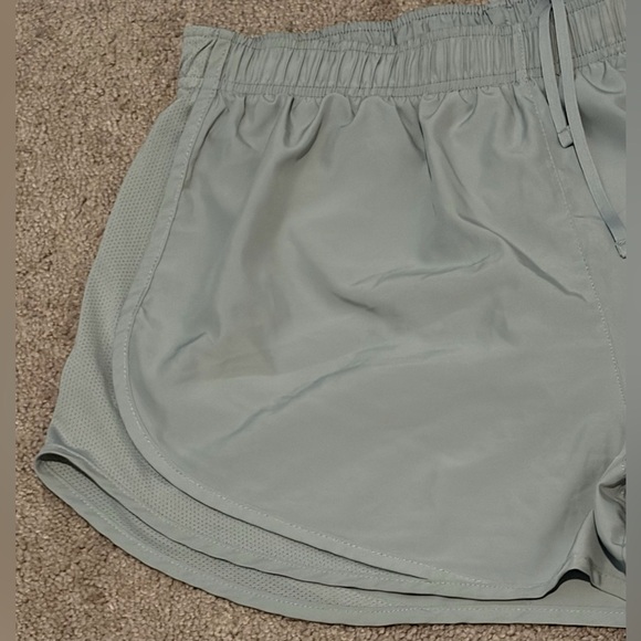 Nike Dri Fit Women’s Gray Lined Athletic Shorts Size XL Measured 32x3 - Picture 4 of 9